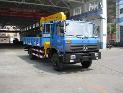 東風153型5-8T隨車起重運輸車  