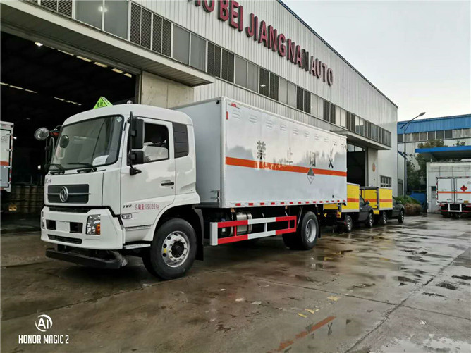 東風(fēng)天錦雜項(xiàng)危險品運(yùn)輸車 
