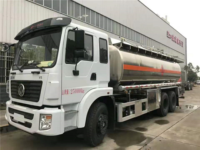 18立方東風(fēng)鋁合金運油車 